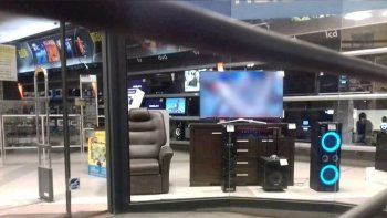 un local de electrodomesticos paso una pelicula porno a las 8 de la manana