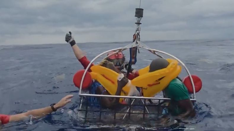 El milagroso rescate de 11 personas que quedaron a la deriva tras caer con un avión al océano
