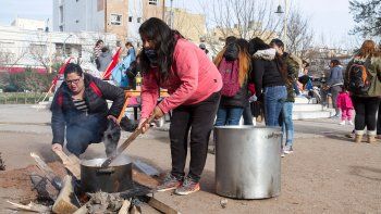 acamparan en la plaza por la situacion social