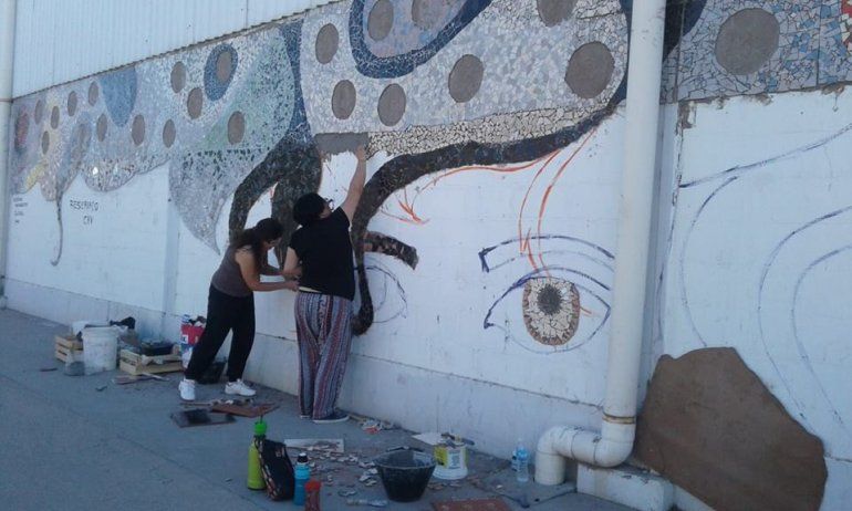 La calle Tres Arroyos se tiñe de color con un nuevo mural en mosaiquismo