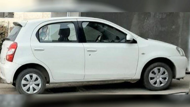 Le robaron el auto de la puerta de su casa