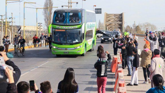 Aunque era día de semana, los hinchas se dieron cita en el puente interprovincial para saludar al plantel que llegó tras la eliminación por penales ante San Lorenzo en la Copa Argentina.