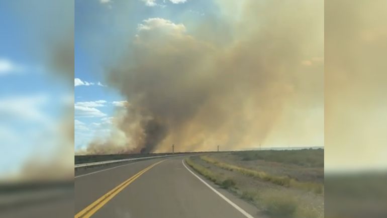 Incendio de gran magnitud cerca de la Ruta 3 en el acceso a Las Grutas