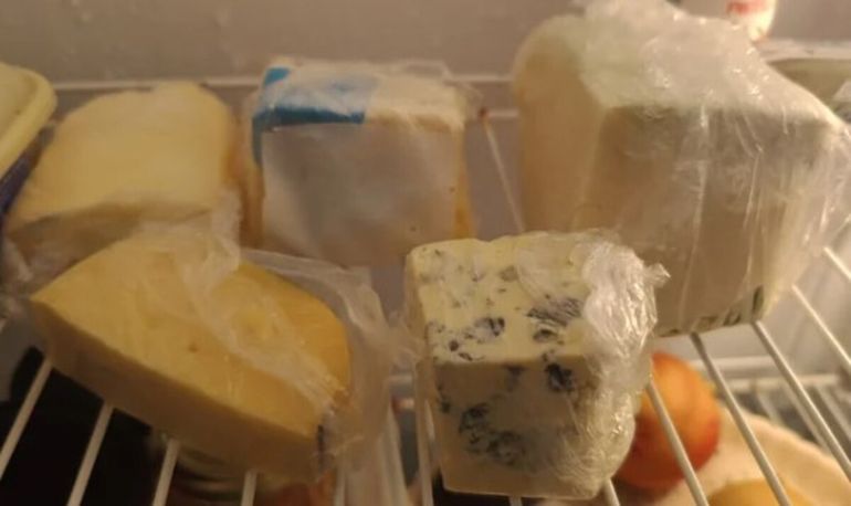 Ni film ni papel aluminio: el truco para conservar el queso como recién comprado