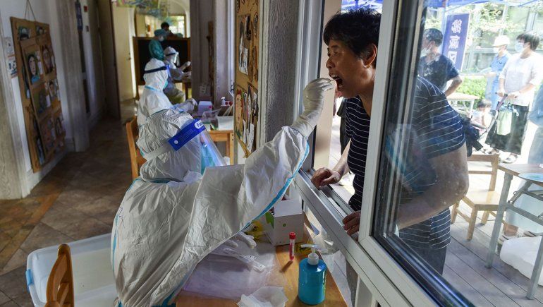 El COVID toma fuerza en China con confinamientos masivos y más camas en hospitales