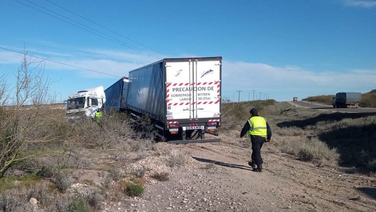 El camión bitrén terminó en la banquina tras chocar contra una camioneta