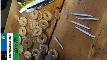 No solo galletitas iban dentro del paquete. Descubrieron que también contenía cigarrillos armados con marihuana.&nbsp;