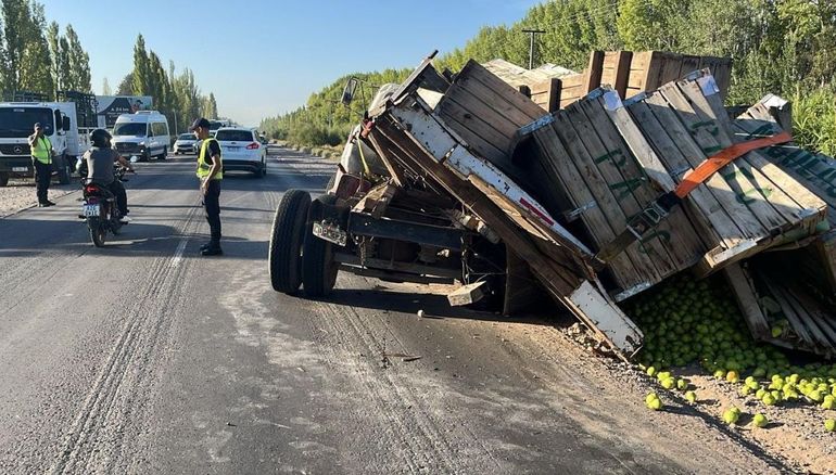 Caos en la Ruta 151 por un camión averiado que perdió la carga de peras