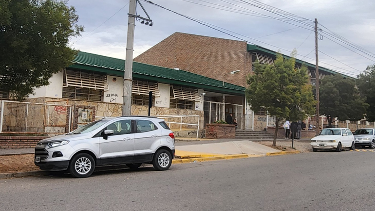 Pensó que era un perfume y se echó gas pimienta dentro del aula