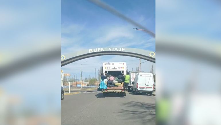 El recolector de basura luciendo su particular vestido por las calles de Cipolletti.