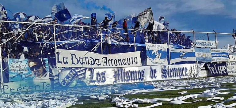Hinchas de Newbery de Rivadavia se enfrentaron a la policía.&nbsp;