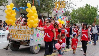 el desfile aniversario unio a todos los barrios de cipolletti