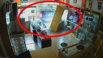 desde adentro: asi se estrellaba la camioneta en la joyeria centrica de cipolletti