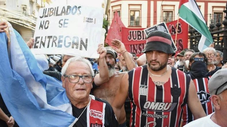 Jubilados marchan al Congreso con el apoyo de varias hinchadas de fútbol