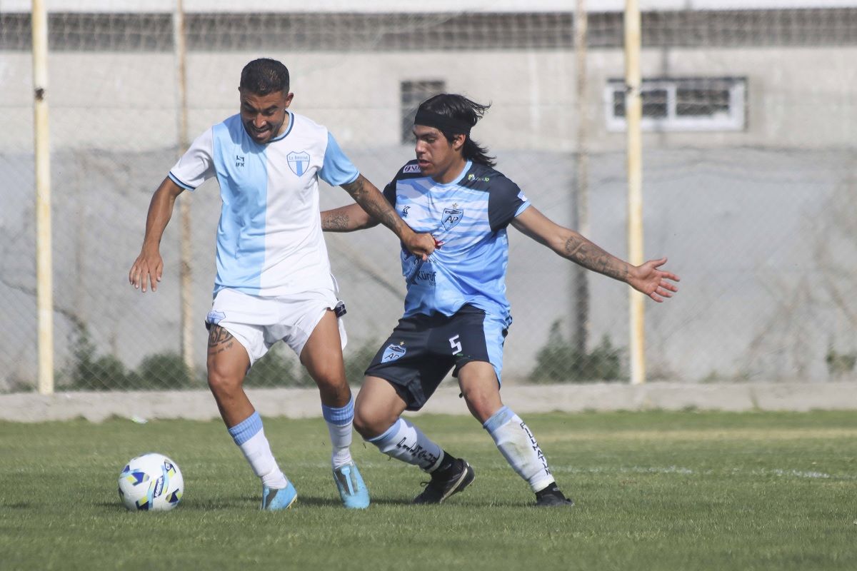 Maxi Muñoz con su clásica vincha jugando para Pillmatún en el Regional. Foto: Anahí Cárdena&nbsp;