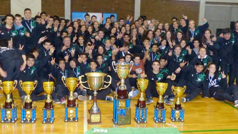 La deportistas rionegrinos en la coronación de la 11º edición.