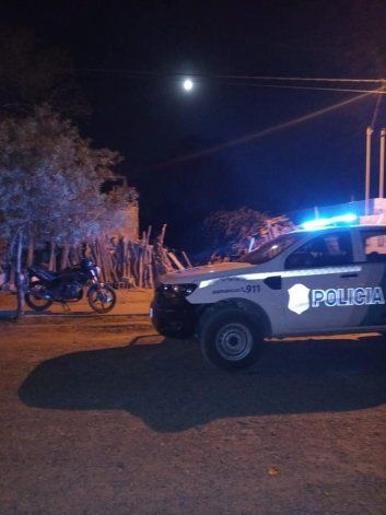 La policía en el predio de Cardozo donde el delincuente le robó. 
