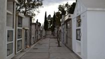 Una mujer visitaba a su padre en el cementerio y encontró un hombre desnudo.