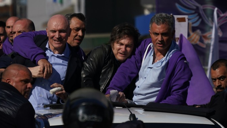 El presidente Javier Milei debió ser evacuado en medio de un ataque a la caravana / Foto