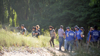 Los expertos de Criminalística del Poder Judicial van camino a examinar la escena del descarte y el tacho encontrado con el cuerpo de Rosana.