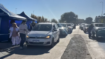 Rápido y dinámico. Largas filas de autos en el Puente Carretero donde hubo vacunación masiva.
