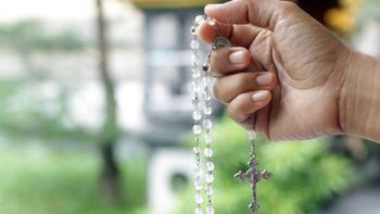 Piden cadenas de oración por una conocida y querida vecina. Piden cadenas de oración por una conocida y querida vecina.