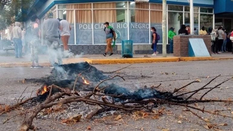 Frenan traslados policiales para descomprimir protestas