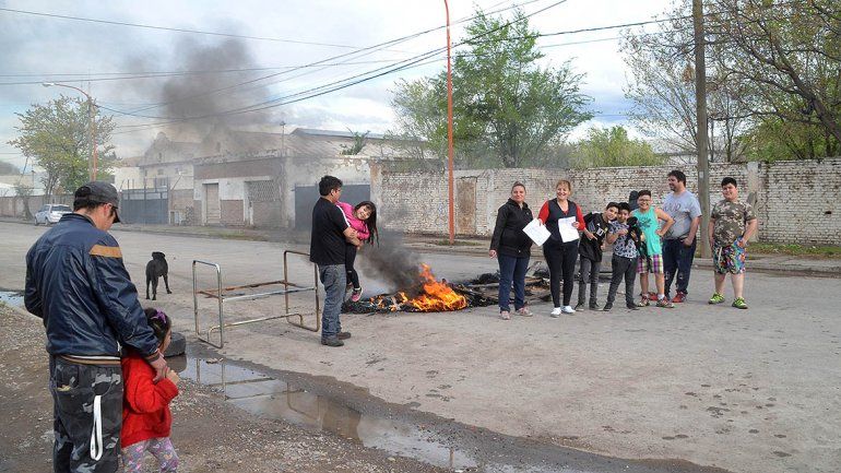 Estaban colgados de la luz, se la cortaron y protestaron en la calle