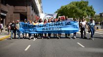 Referentes y militantes de los barrios populares empezaron a calentar los motores de la lucha sectorial. Este miércoles, se movilizaron en Buenos Aires para reclamar por obras públicas y mejores servicios. La parte final de 2025 viene con protestas.                Referentes y militantes de los barrios populares empezaron a calentar los motores de la lucha sectorial. Este miércoles, se movilizaron en Buenos Aires para reclamar por obras públicas y mejores servicios. La parte final de 2025 viene con protestas.