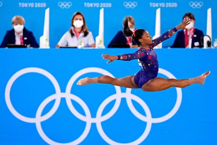 Simone Biles debutó en Tokio: los dos errores que marcaron su presentación