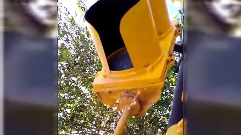 Explotó un semáforo que estaba lleno de agua de lluvia