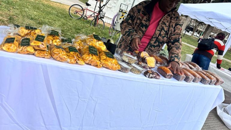 En la feria cipoleña donde vende sus productos para costearse los estudios.