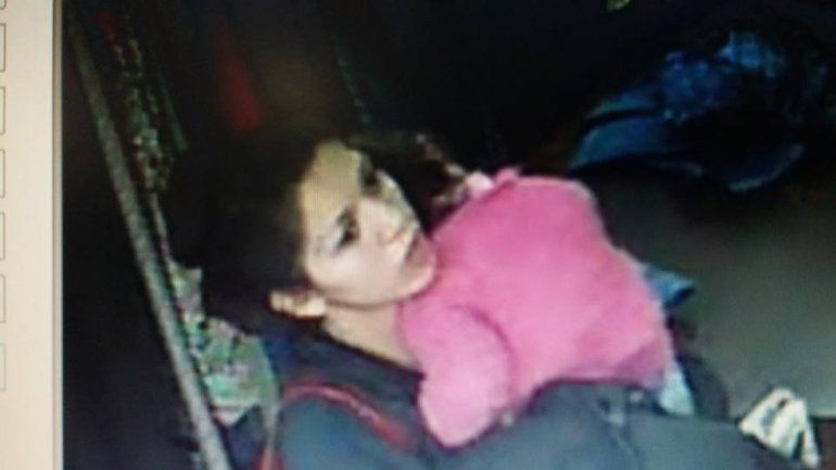 El video de una joven tomando ropa de un local con una nena a upa se viralizó y le dio forma al face de mecheros.