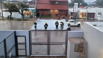 La intensidad del temporal provocó destrozos en vehículos y tendido eléctrico. También se desprendió parte del techo de un sanatorio.&nbsp;