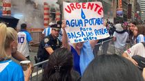 El reclamo por el agua de Las Perlas llegó al corazón de Nueva York durante el banderazo argentino previo a la final contra España. El reclamo por el agua de Las Perlas llegó al corazón de Nueva York durante el banderazo argentino previo a la final contra España.