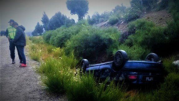 Un joven completamente borracho volcó en un acceso a Bariloche