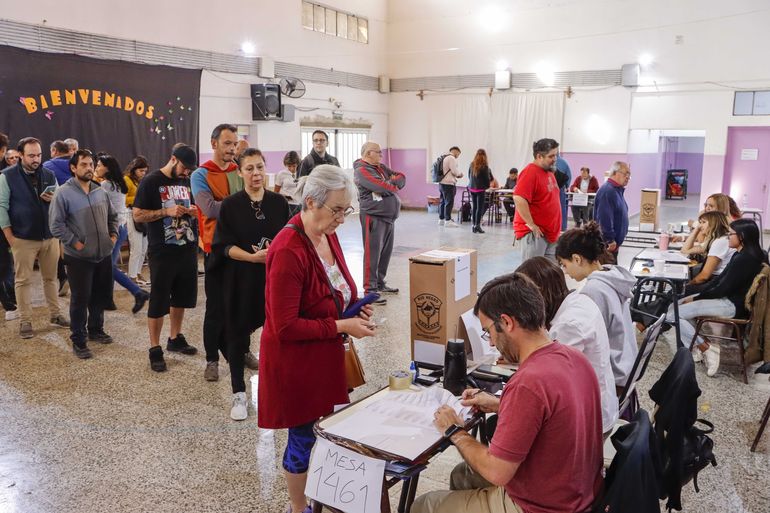 Los habilitados a votar deberán hacerlo con el DNI que figura en el padrón o uno posterior.