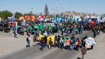 10 mil personas coparon el puente en defensa de las universidades