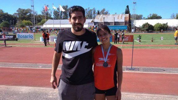 Martina Escudero junto a su entrenador Diego Pichipil.