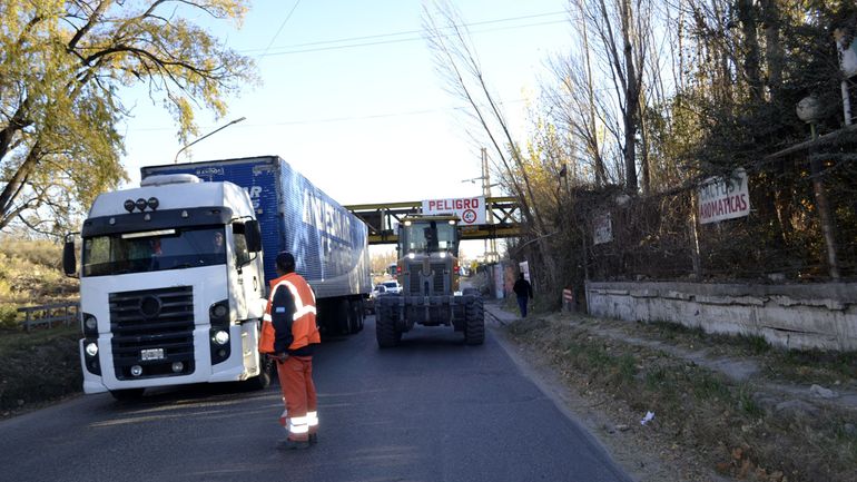 El estado de la ruta 151 debajo del puente ferroviario en Cipolletti, cada día en peores condiciones.