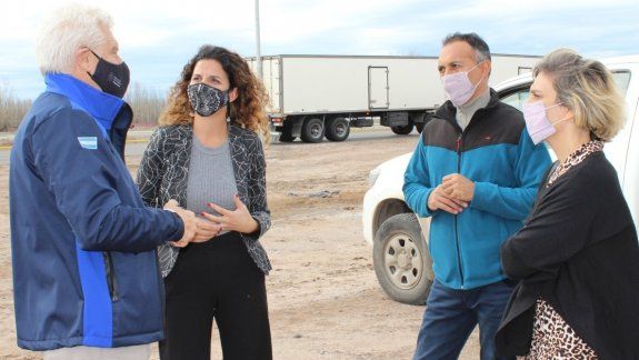 La concejal Victoria Alfonso junto con otros integrantes de la comitiva que visitó las obras de iluminación vial. &nbsp;