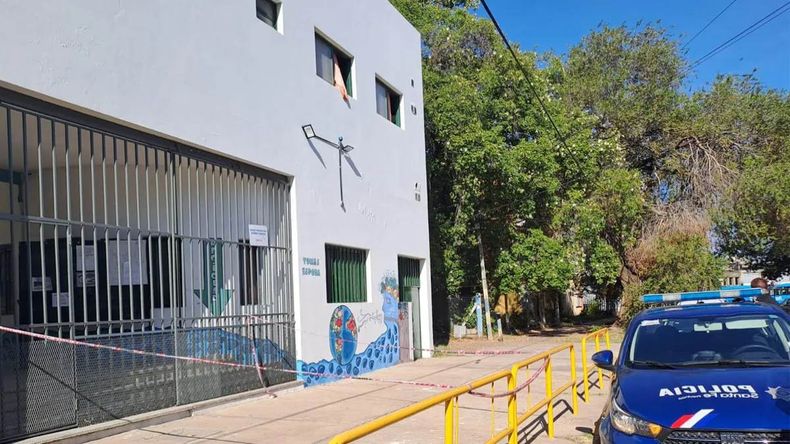 Tensión en Rosario: alumno llevó un arma a la escuela y escapó a los tiros