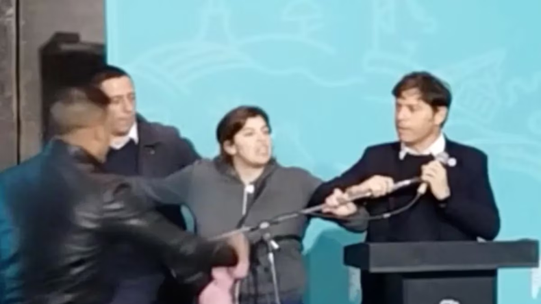 Una mujer interrumpió a los gritos un discurso de Axel Kicillof