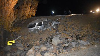 accidente fatal: perdio el control de su camioneta y volco sobre la barda
