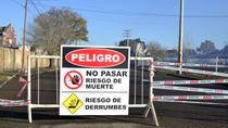 Refuerzan los cortes y vallado sobre la calle Tres Arroyos en inmediaciones al galpón incendiado de La Anónima. Refuerzan los cortes y vallado sobre la calle Tres Arroyos en inmediaciones al galpón incendiado de La Anónima.