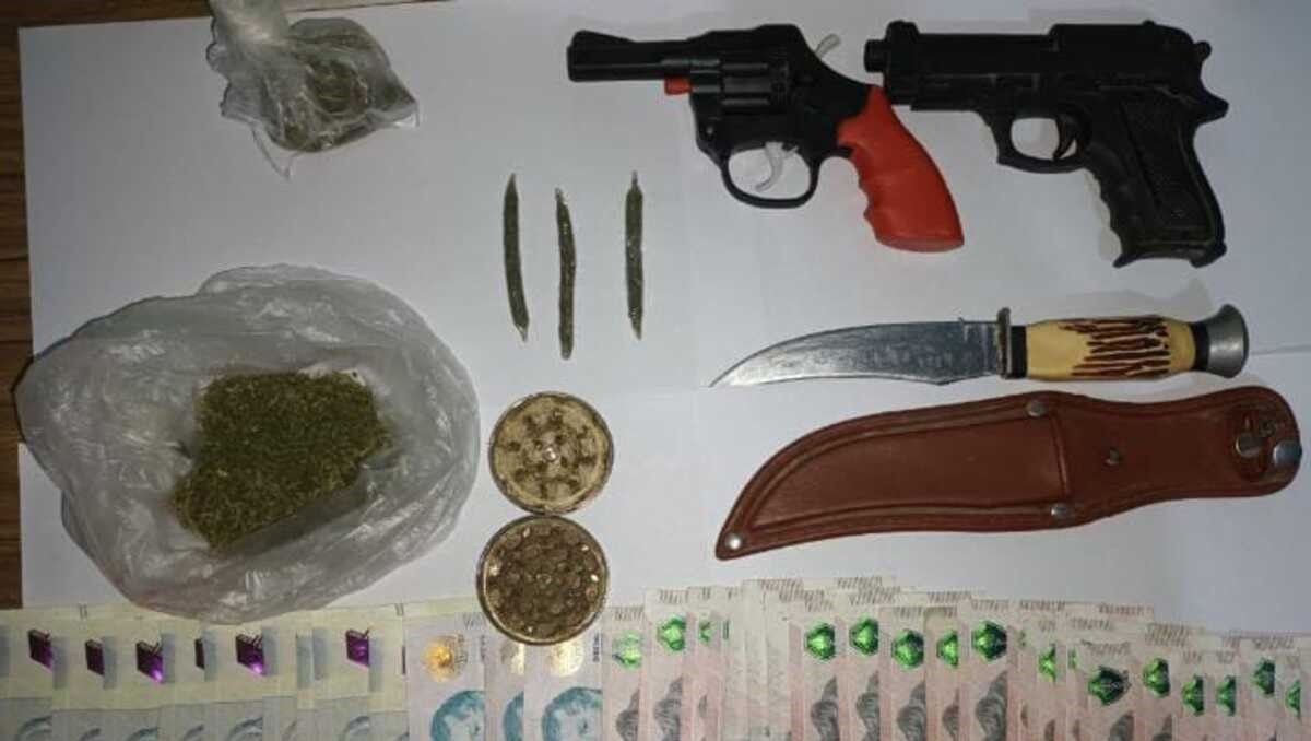 Los dos hombres llevaban marihuana, porros, armas de juguete y dinero en sus mochilas.&nbsp;