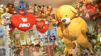 La florería San Miguel, de Cipolletti, llena de opciones y de público por San Valentín.