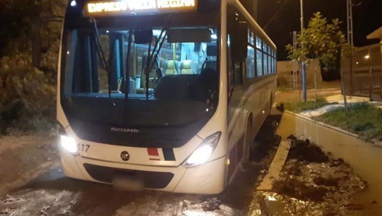 Un colectivo Ko-Ko quedó atascado en la calle y los vecinos salieron al rescate