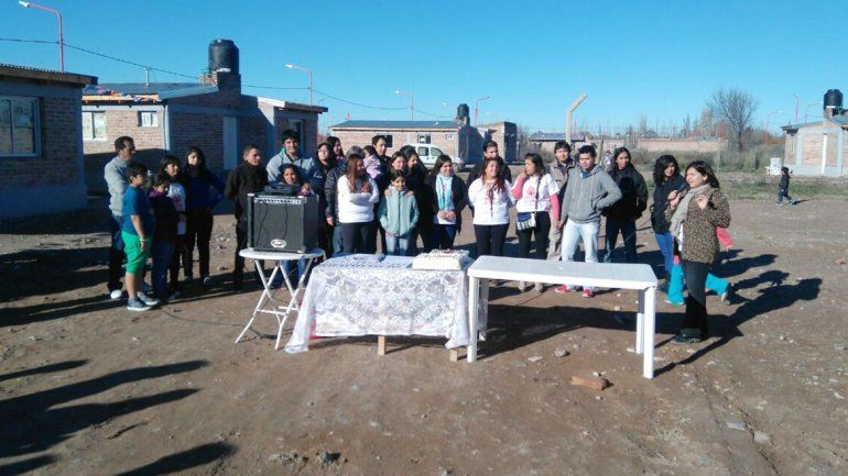 Las familias recibieron ayer las llaves y los documentos de sus casas en el Loteo Social 4 y lo celebraron con una torta.