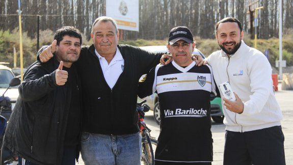 los hinchas albinegros recibieron con emocion al equipo